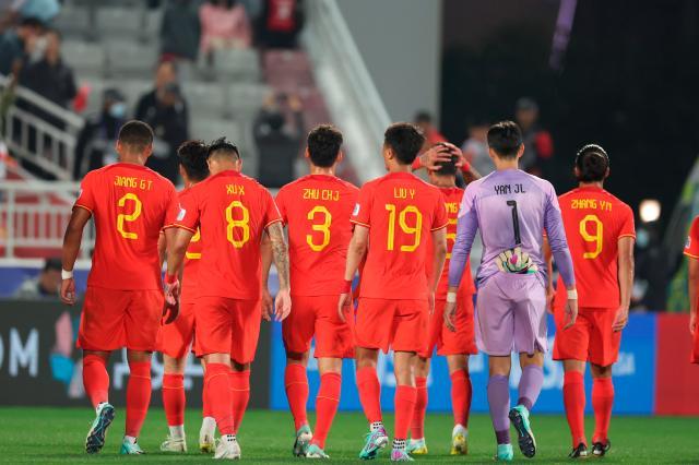 【观察】进退失据，国足亚洲杯首秀难言及格